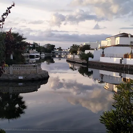 Semesterbostad Maison Au Bord De L'eau Empuriabrava