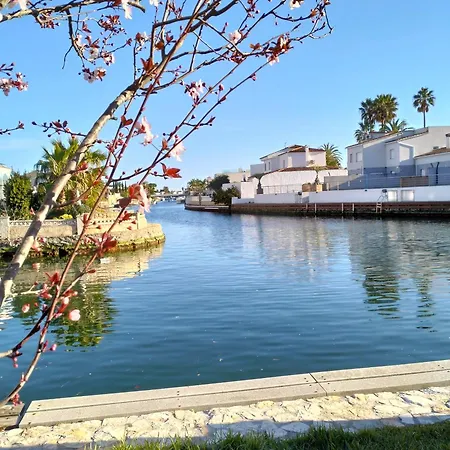 Maison Au Bord De L'eau *